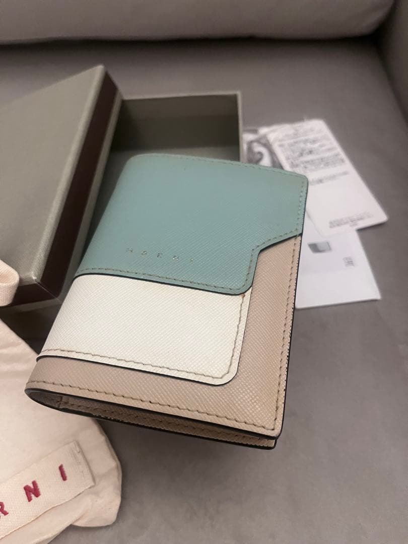 完売品 美品 MARNI 二つ折り財布 牛革 ティーグリーン ライムストーン