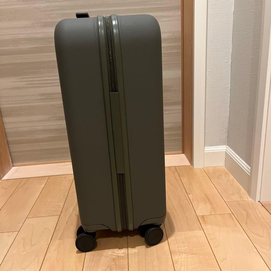 moln（モルン）　キャリーオンスーツケース・モス（緑）　同色タグ付き