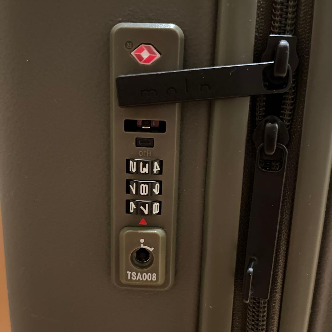 moln（モルン）　キャリーオンスーツケース・モス（緑）　同色タグ付き