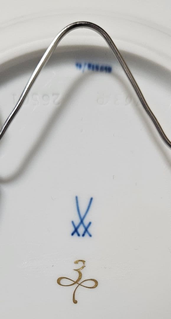 【Meissen】マイセン　ホワイトレリーフ　300周年記念マーク入り　プレート