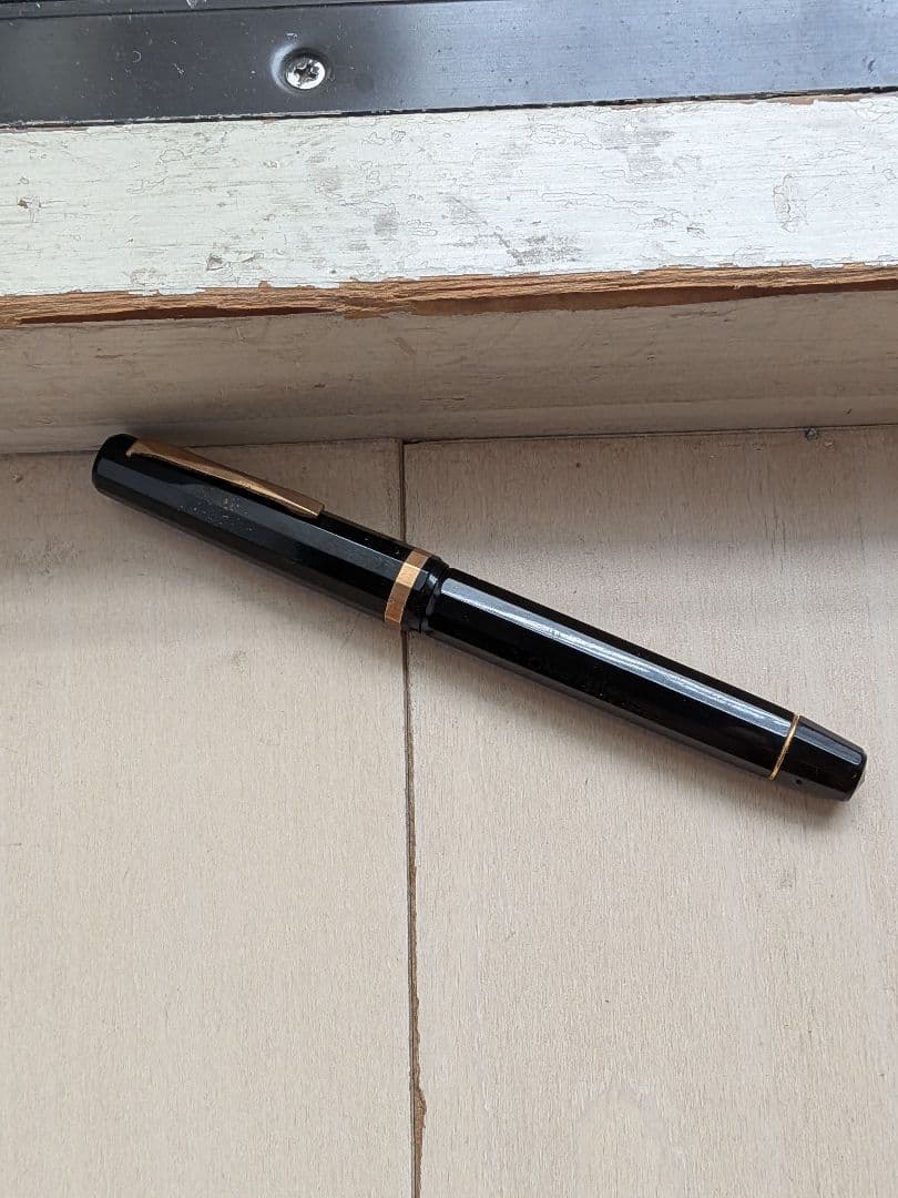 黒の万年筆 金ペン先 八角形キャップ