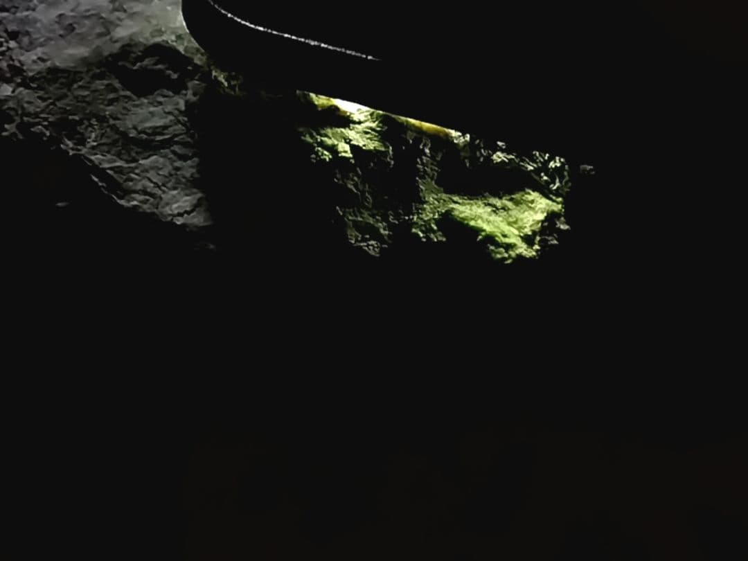 ★翡翠原石★糸魚川転石硬玉【横川・川ズレ・カチ割り2.6kg】