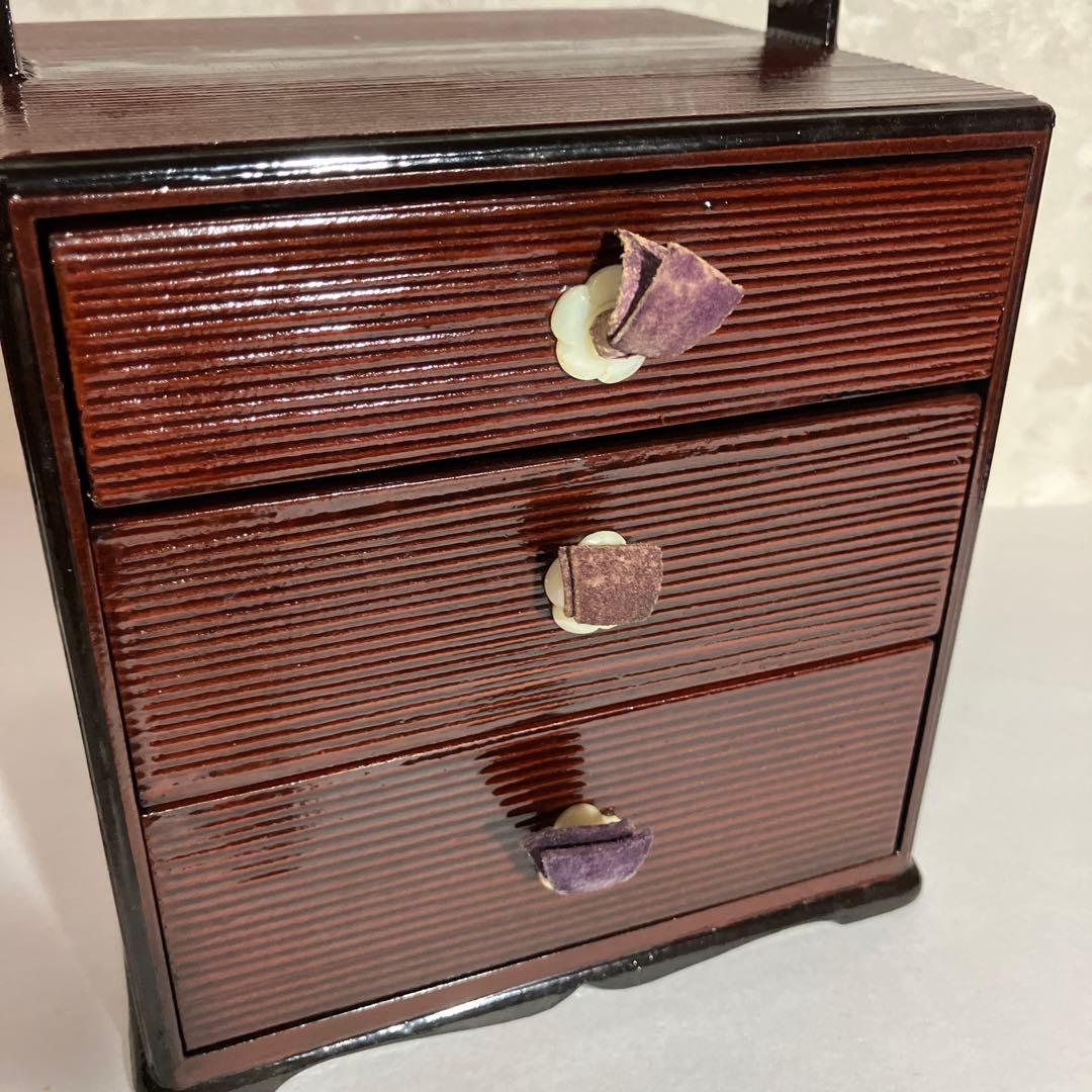 骨董紅溜塗り手提げ付き三段菓子箪笥