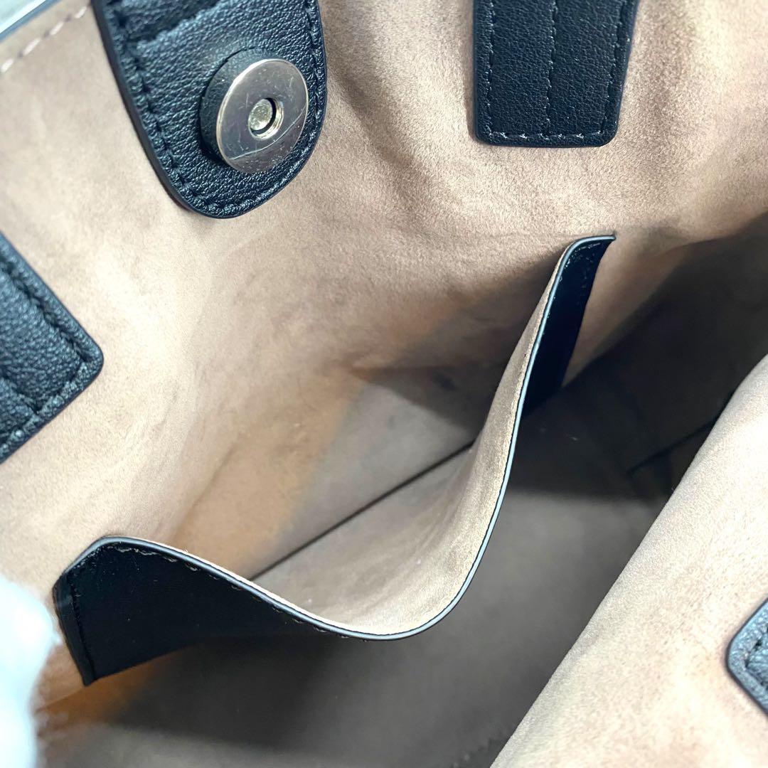 【極美品】バーニーズニューヨーク ハンドバッグ エンボスロゴ レザー ブラック