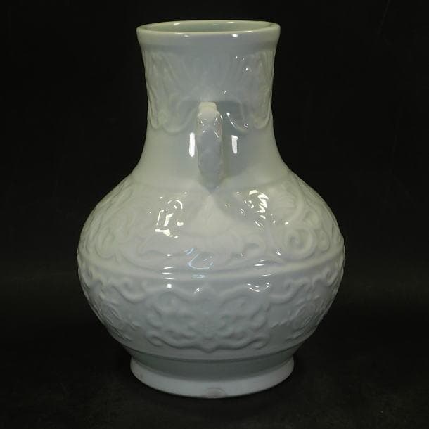 【茶道具　六代　小笠原　長春造　鍋島焼白磁陽刻紋　耳付花瓶（共箱）】