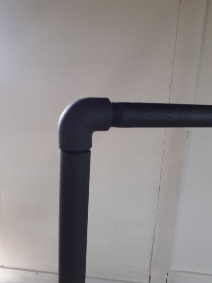 ガス管の黒い金属製ハンガーラック　インダストリアル家具