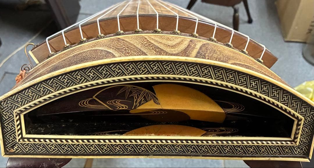 13弦お琴です。弦も新し目で、琴柱も付いて、音色の良く、琴柱の倒れた跡も少ない