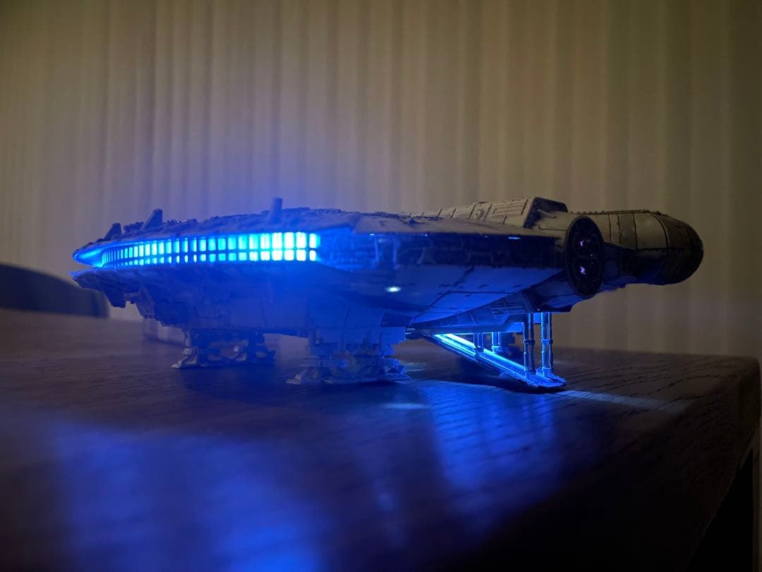 ミレニアム・ファルコン 1/144 LEDライト付き