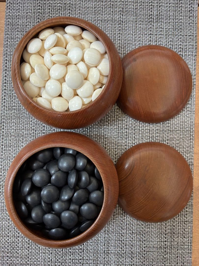 本格囲碁セット　基盤　蛤碁石　黒石　脚/へそ　桐のケース付き