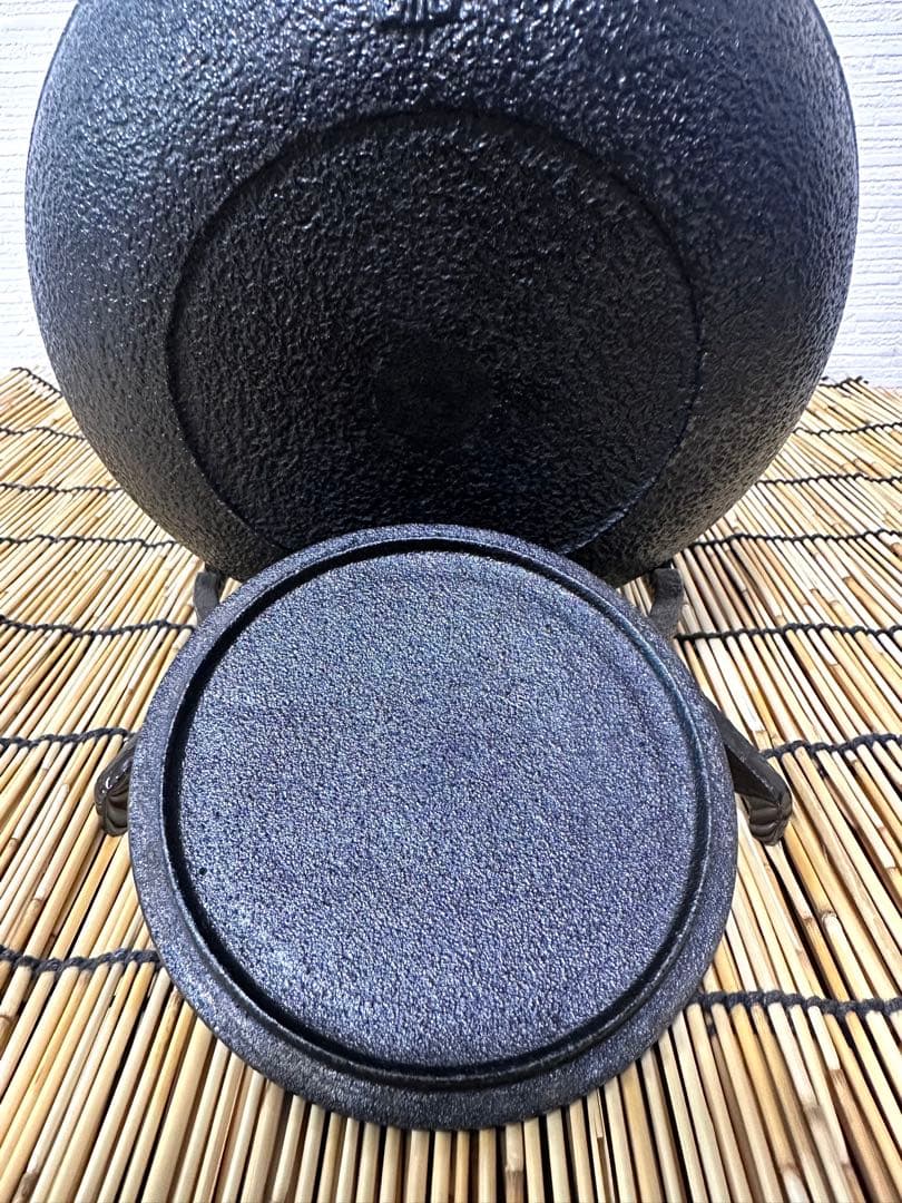 未使用、保管品、付属品付　南部岩鋳造　１８型平アラレ　南部鉄瓶　南部鉄器　鉄瓶