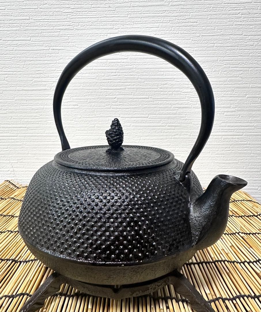 未使用、保管品、付属品付　南部岩鋳造　１８型平アラレ　南部鉄瓶　南部鉄器　鉄瓶