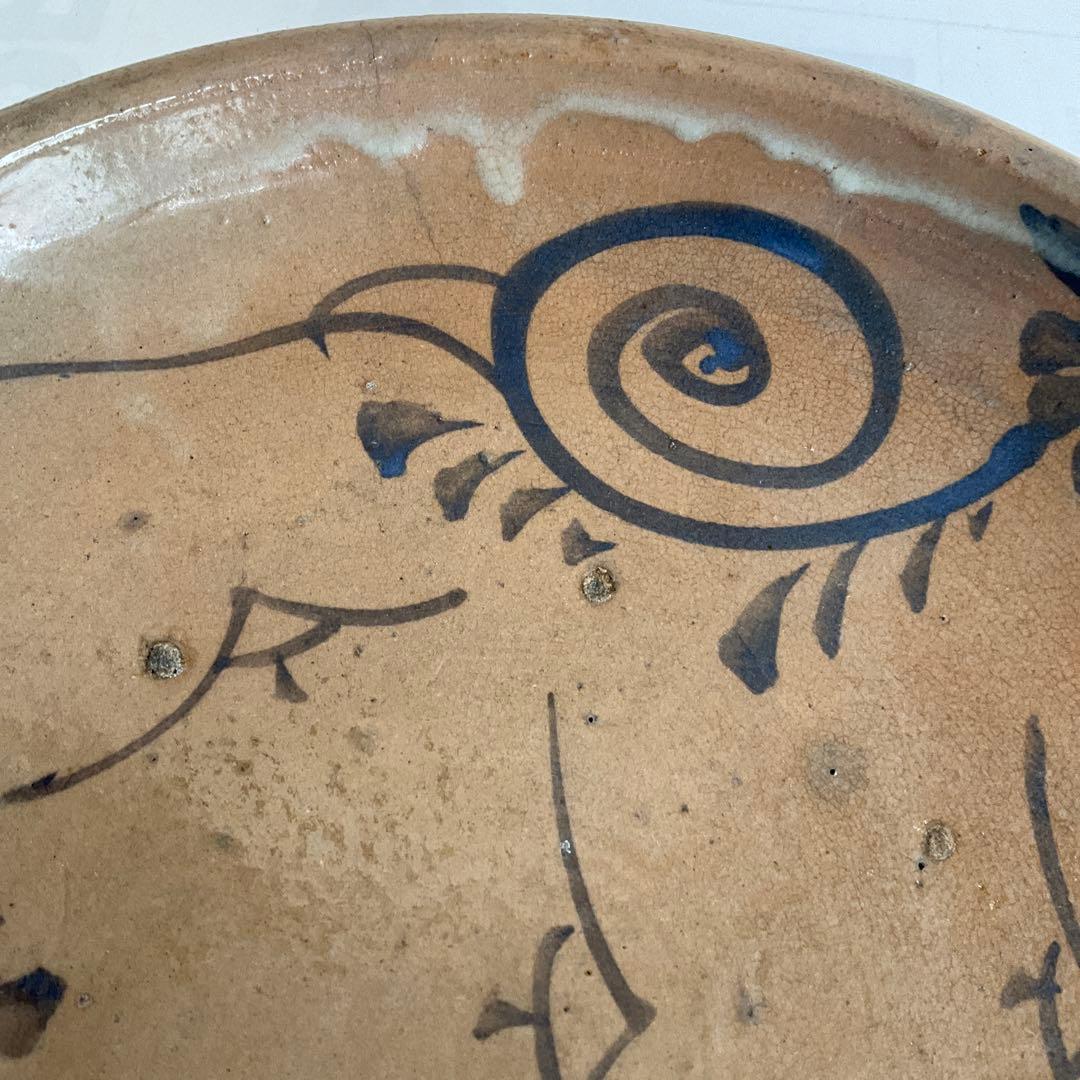 瀬戸焼　鉄釉唐草文石皿　江戸時代中期頃