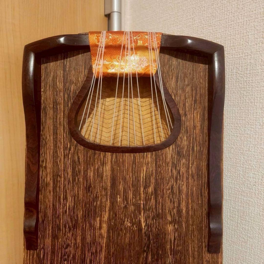 高級琴　綾杉彫り　くり甲　13弦 口前金装飾　竜舌金蒔絵