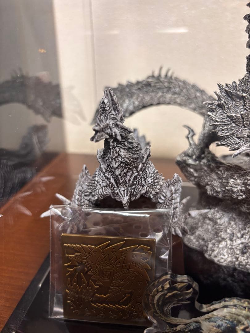 箱あり　ジンオウガ　クリエイターズモデル　フィギュア　ピン　ウエハース　モンハン