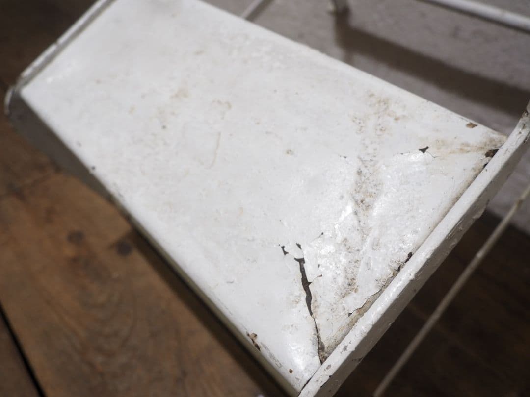 1137 ヴィンテージ　古い鉄の踏み台　ステップ　飾り棚　レトロ　アイアン　階段