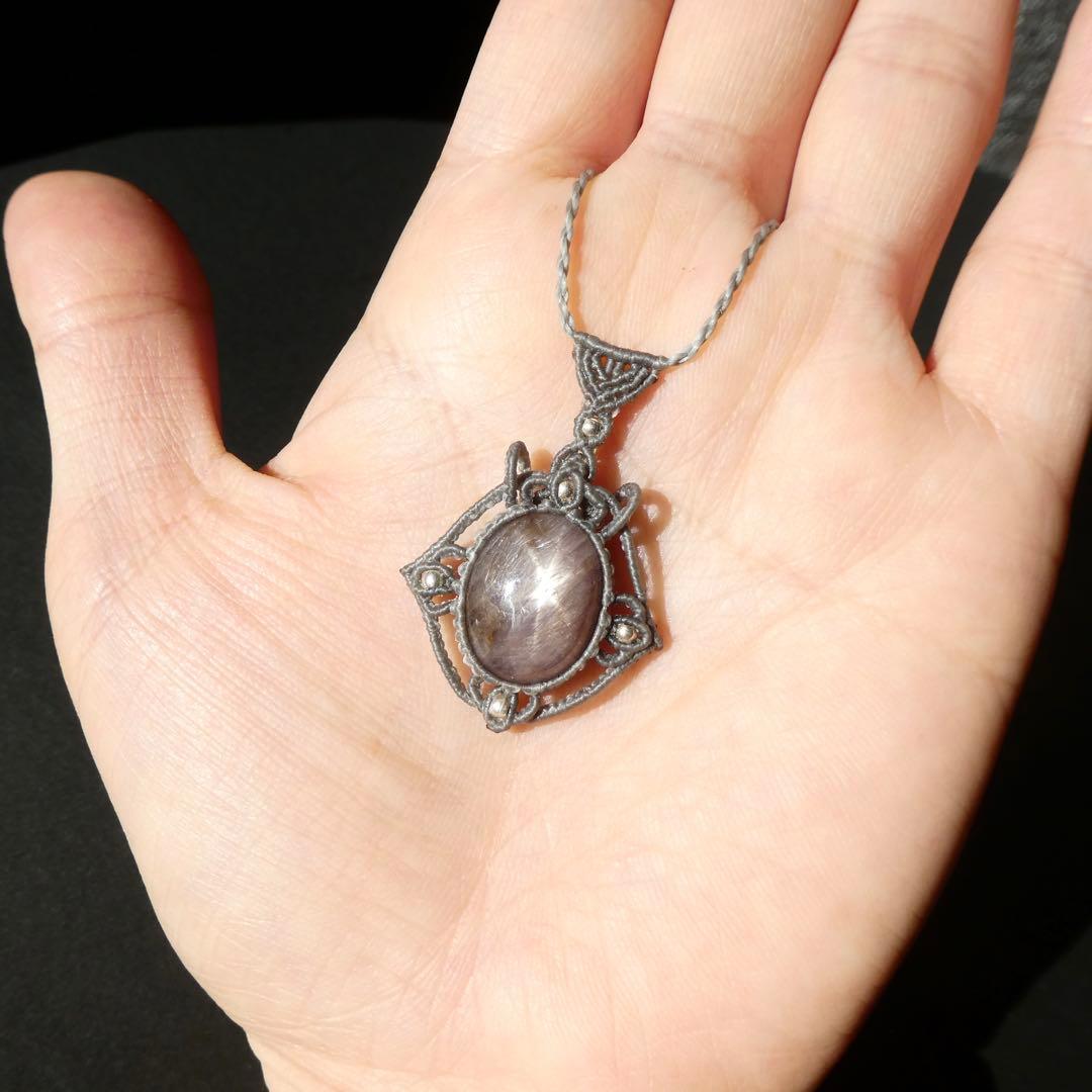 スタールビーのマクラメネックレス