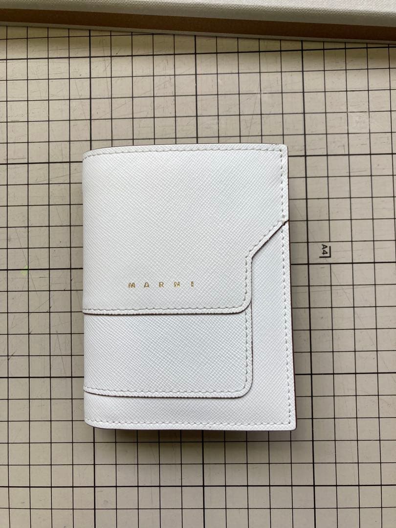 MARNI ホワイト 二つ折り財布箱付き