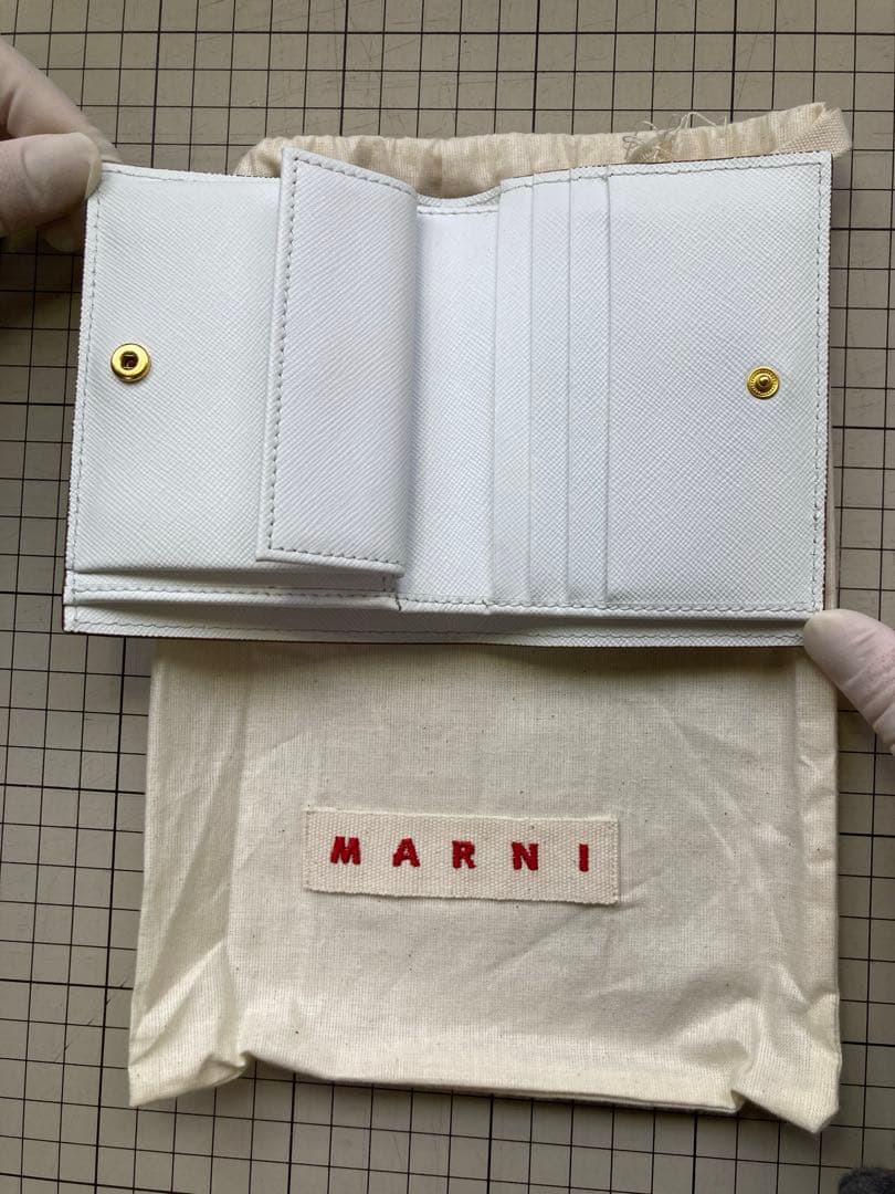 MARNI ホワイト 二つ折り財布箱付き