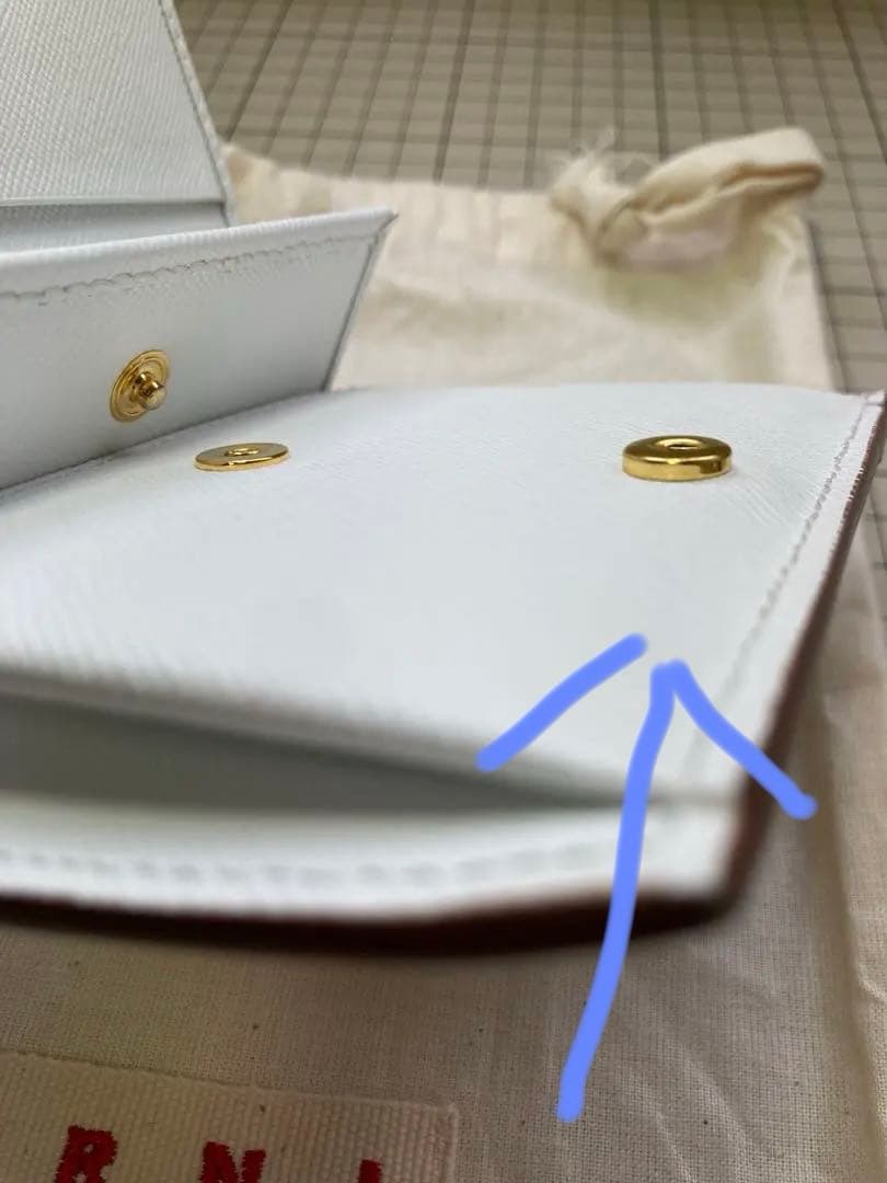 MARNI ホワイト 二つ折り財布箱付き