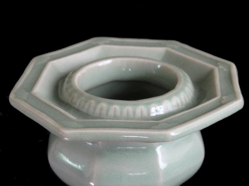 三田青磁　陽刻　壺型　八角　盃台　E251AS-CGp