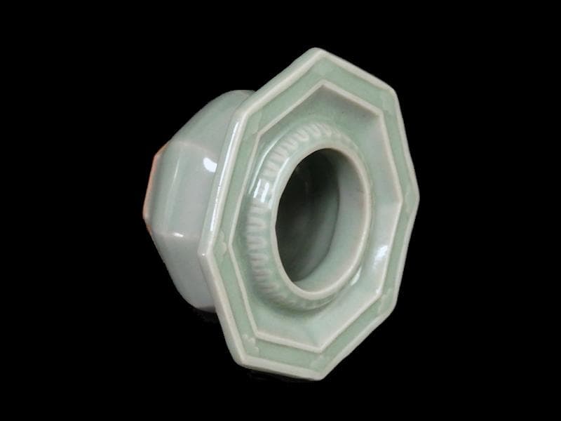 三田青磁　陽刻　壺型　八角　盃台　E251AS-CGp