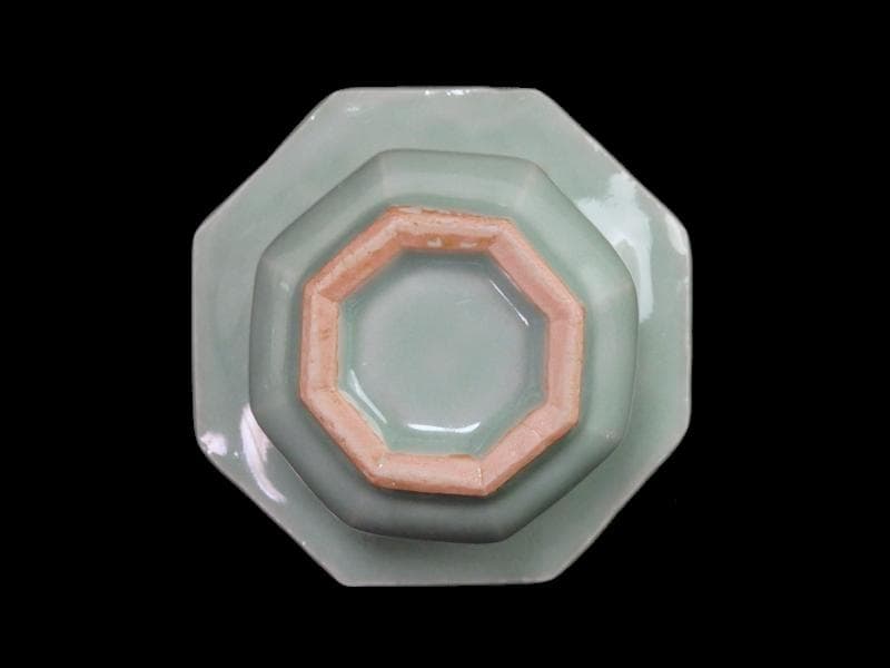 三田青磁　陽刻　壺型　八角　盃台　E251AS-CGp