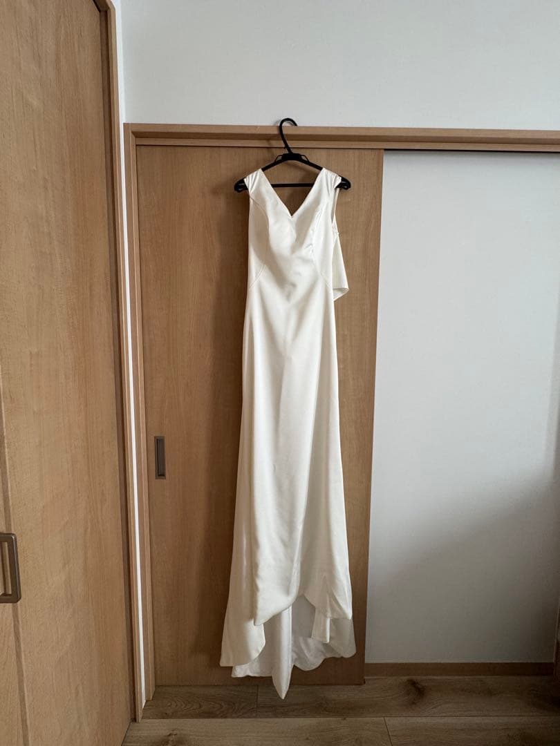 アーバンブランシュ　ウェディングドレス　Vネック　スレンダードレス　バックリボン