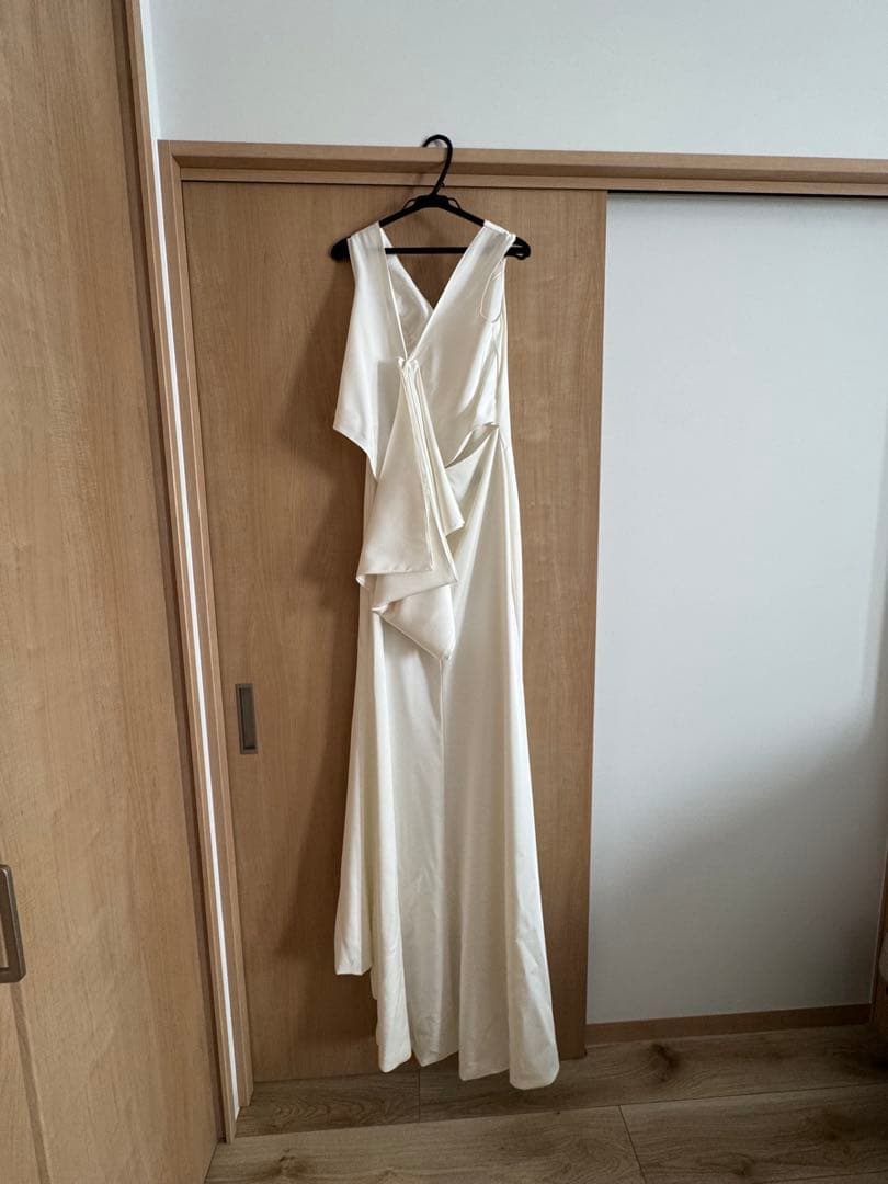 アーバンブランシュ　ウェディングドレス　Vネック　スレンダードレス　バックリボン