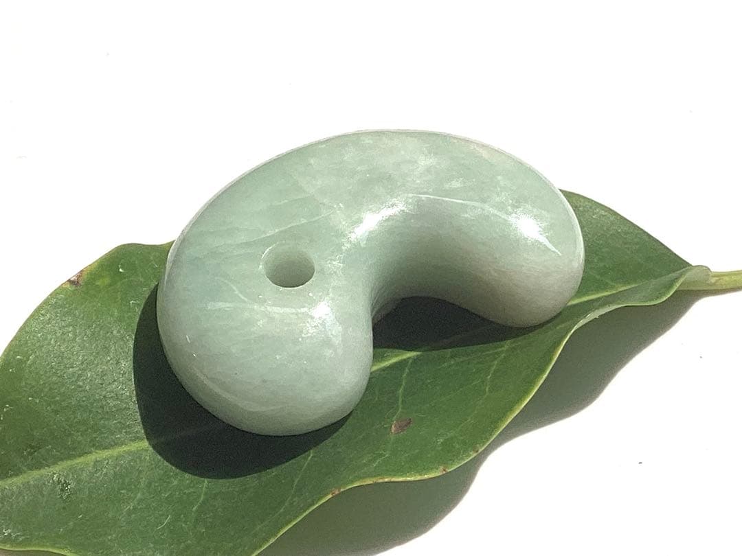 ✳幸運導く**糸魚川翡翠 勾玉　吉祥開運　本物の守護石をお身近に　鑑別書取得品‼️