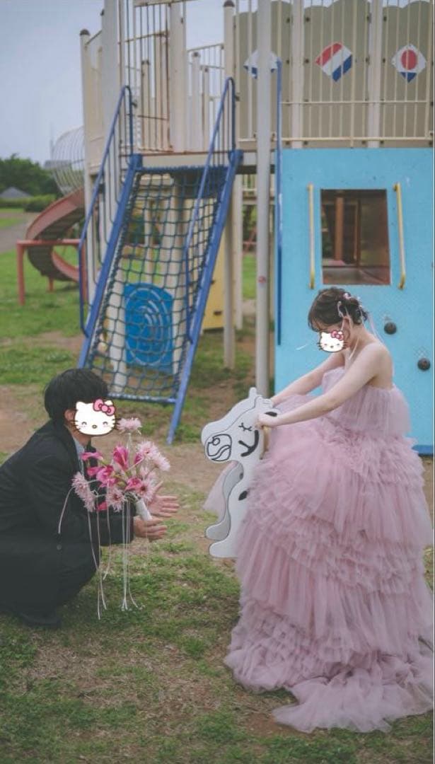 フリル付きピンクロングドレス