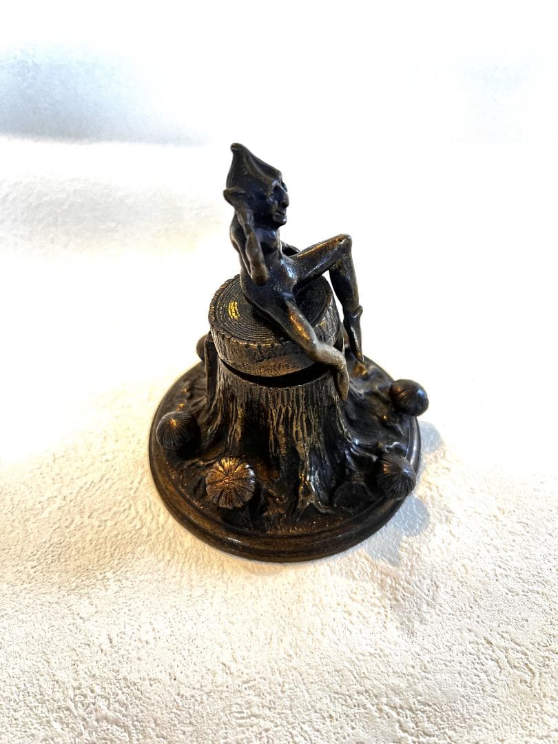 インク壺　ブロンズ製　木株の上に座るデビル