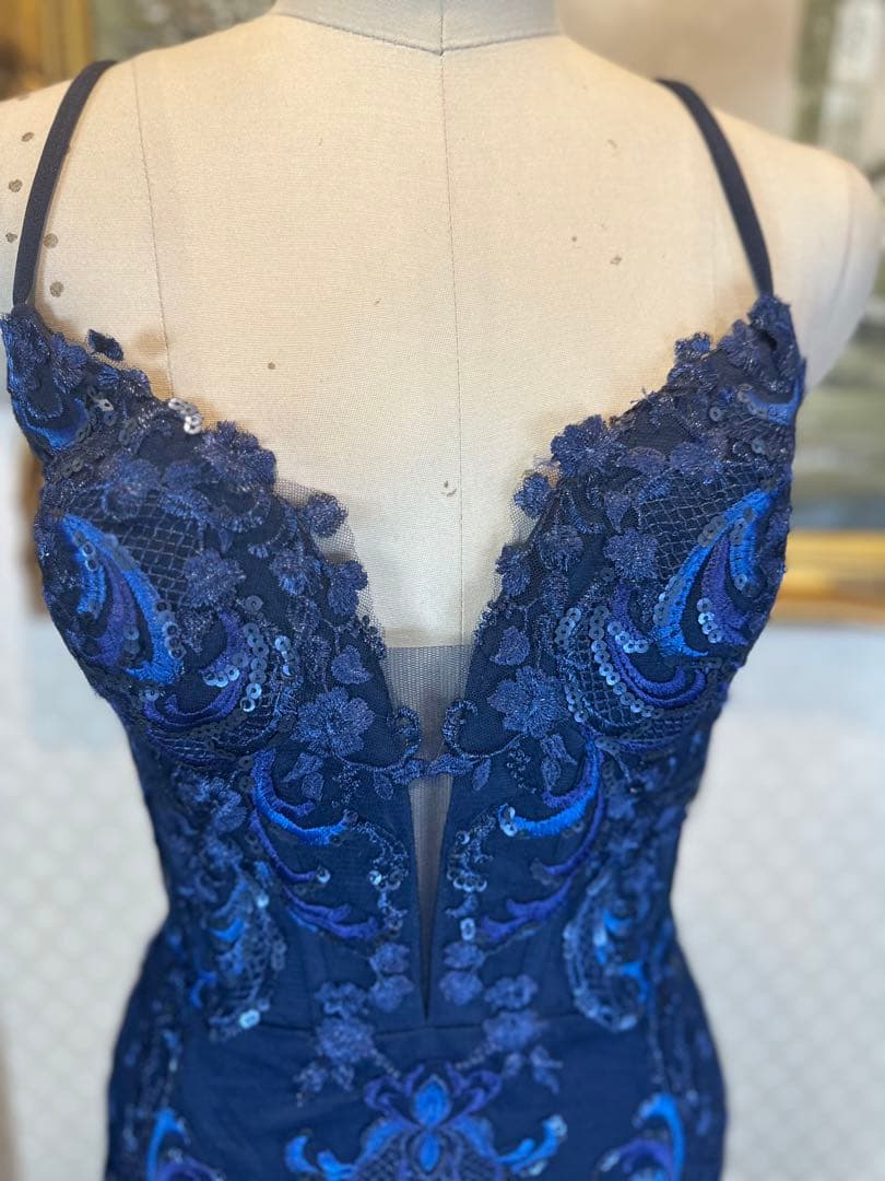 ネイビーブルー 刺繍入り マーメイドラインドレス