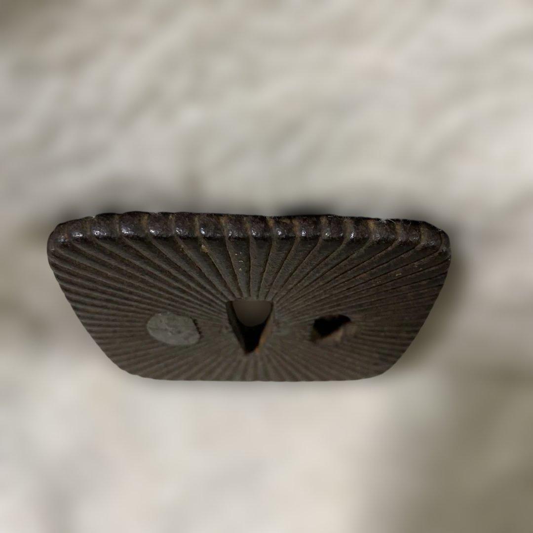 B-15 鍔 つば　武具　刀装具　鉄製　アンティーク　美術品　工芸品　木箱付き