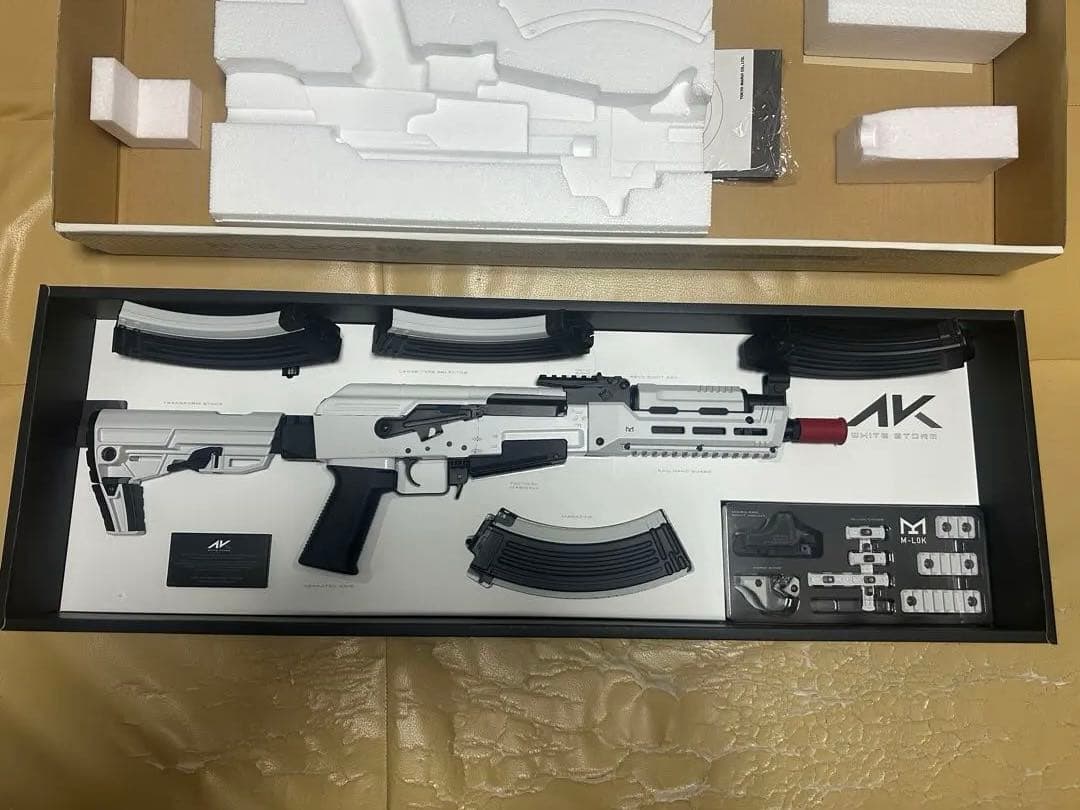 東京マルイ　AKホワイトストーム　次世代電動ガン　マガジン4本