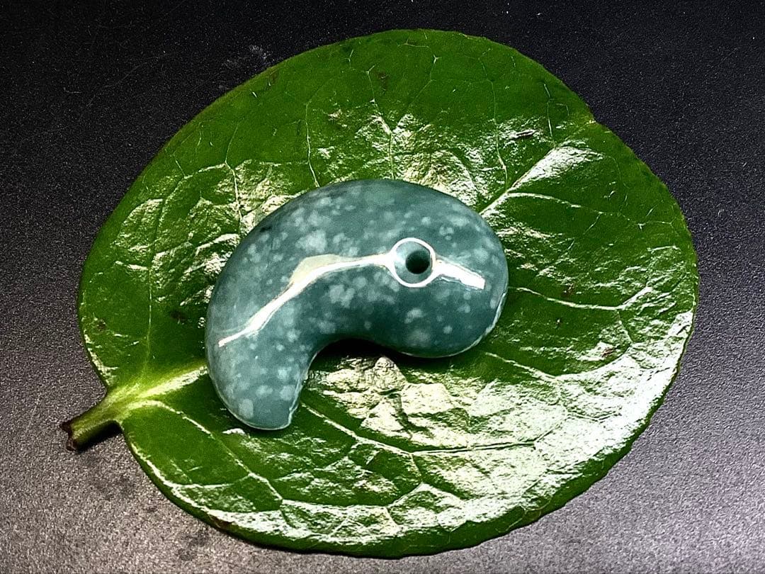 ✳ premiumシリーズ天然翡翠 雪輪文様*再結晶線入り　限定品　一流の勾玉を