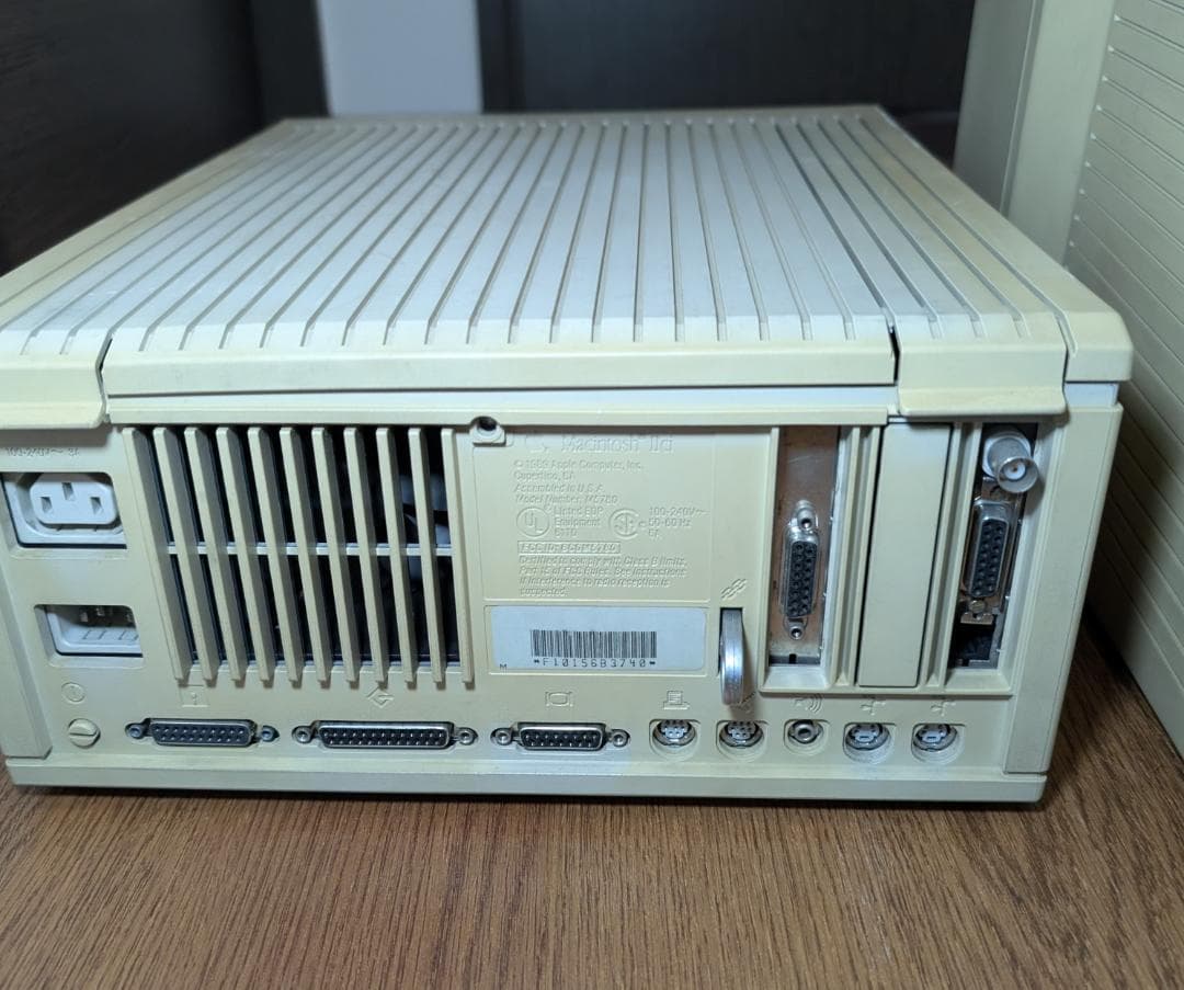 Macデスクトップ old Mac Macintosh IIci Portrait Display