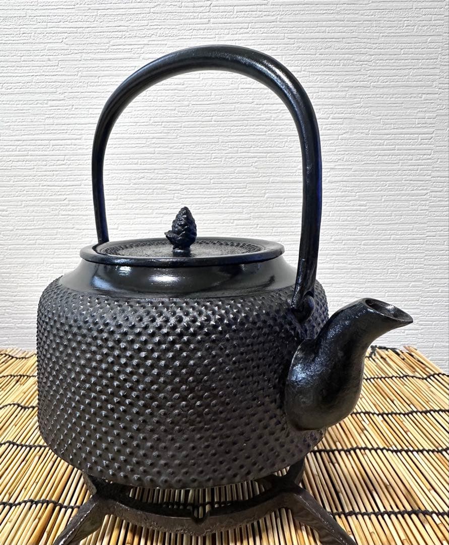 未使用品　成龍堂鋳造所 伝統工芸士 及川　齋（齋峰)造　１８型アラレ　南部鉄瓶