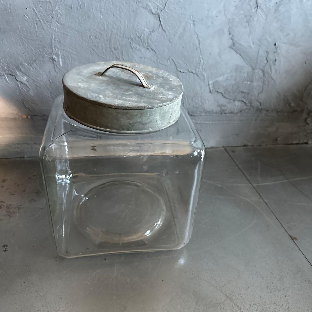 ヴィンテージ　ガラス製四角いジャー 金属蓋付き