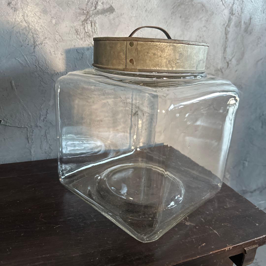 ヴィンテージ　ガラス製四角いジャー 金属蓋付き
