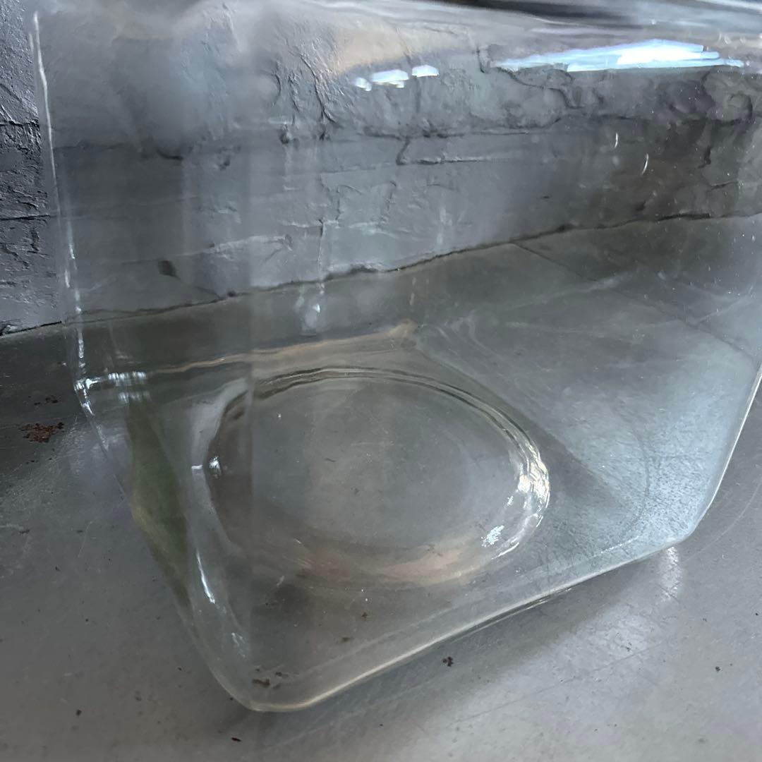 ヴィンテージ　ガラス製四角いジャー 金属蓋付き