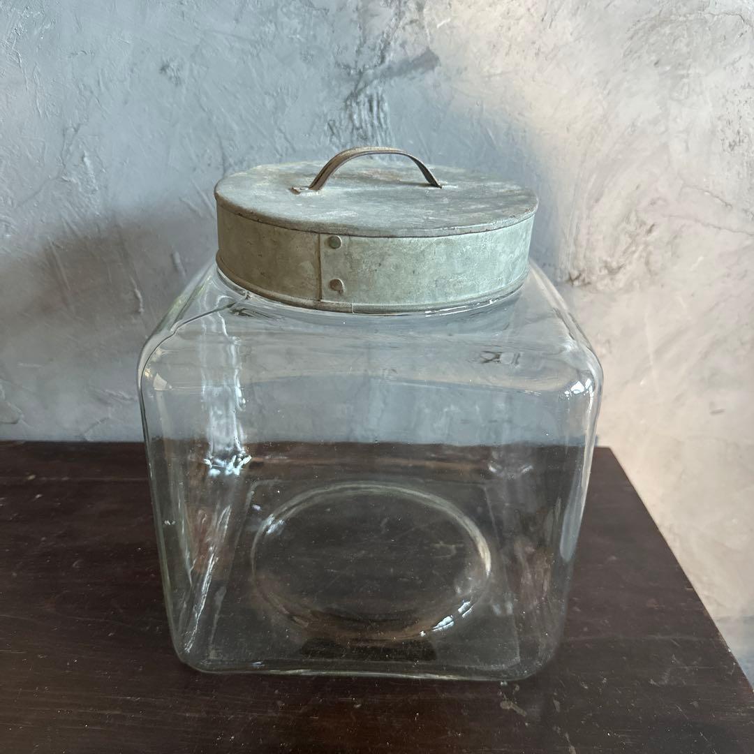 ヴィンテージ　ガラス製四角いジャー 金属蓋付き