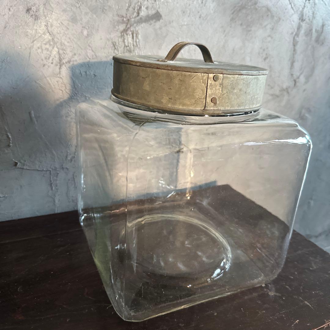 ヴィンテージ　ガラス製四角いジャー 金属蓋付き
