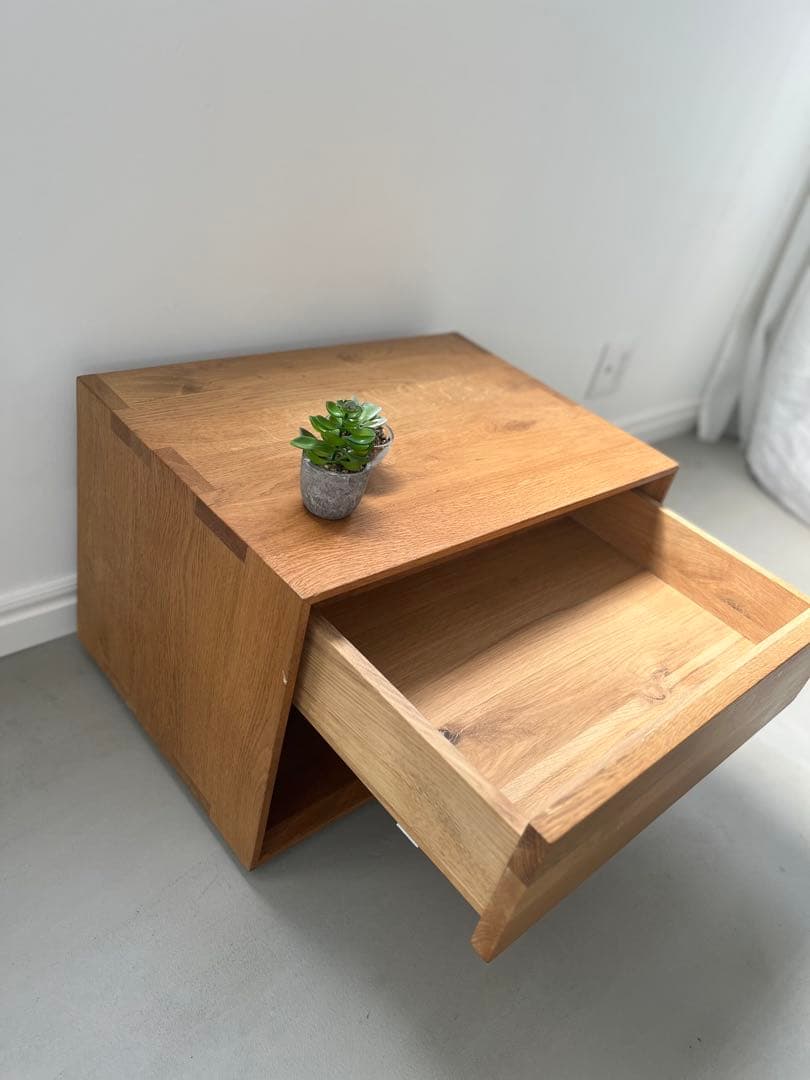 オーク無垢材の木製サイドテーブル