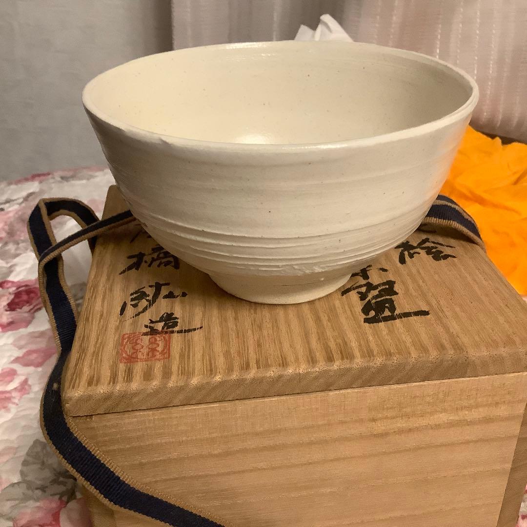 髙橋　絋【灰釉鉃絵　椿図茶盌】共箱付き