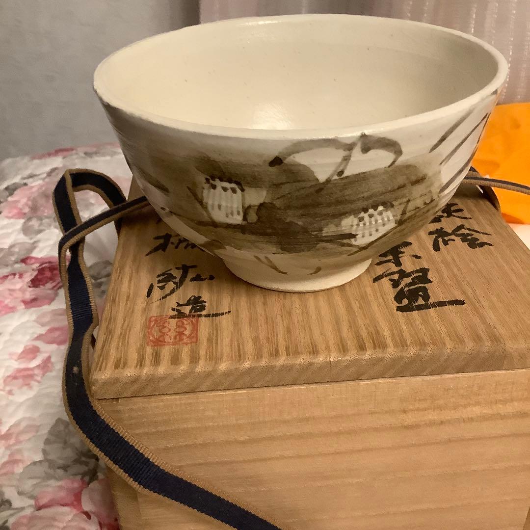 髙橋　絋【灰釉鉃絵　椿図茶盌】共箱付き