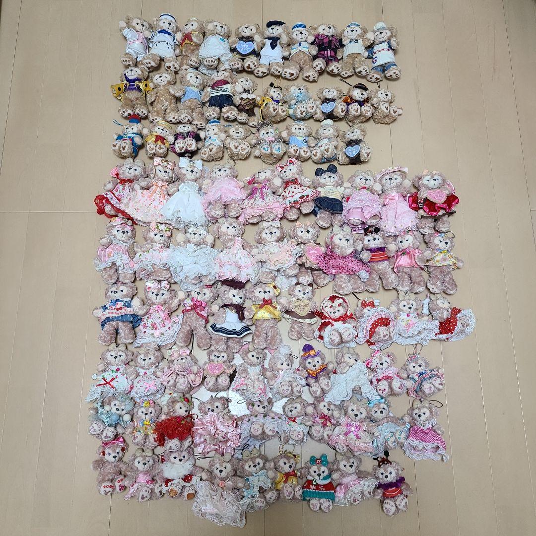 ダッフィーとシェリーメイのぬいぐるみ(88体)。