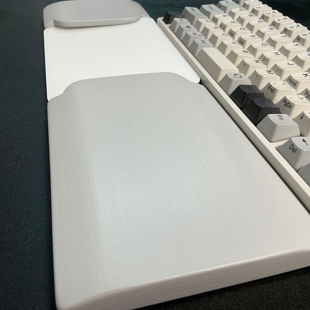 オーダー作品　リアルフォースR3TKL対応　ウイング付パームレスト ライトグレー