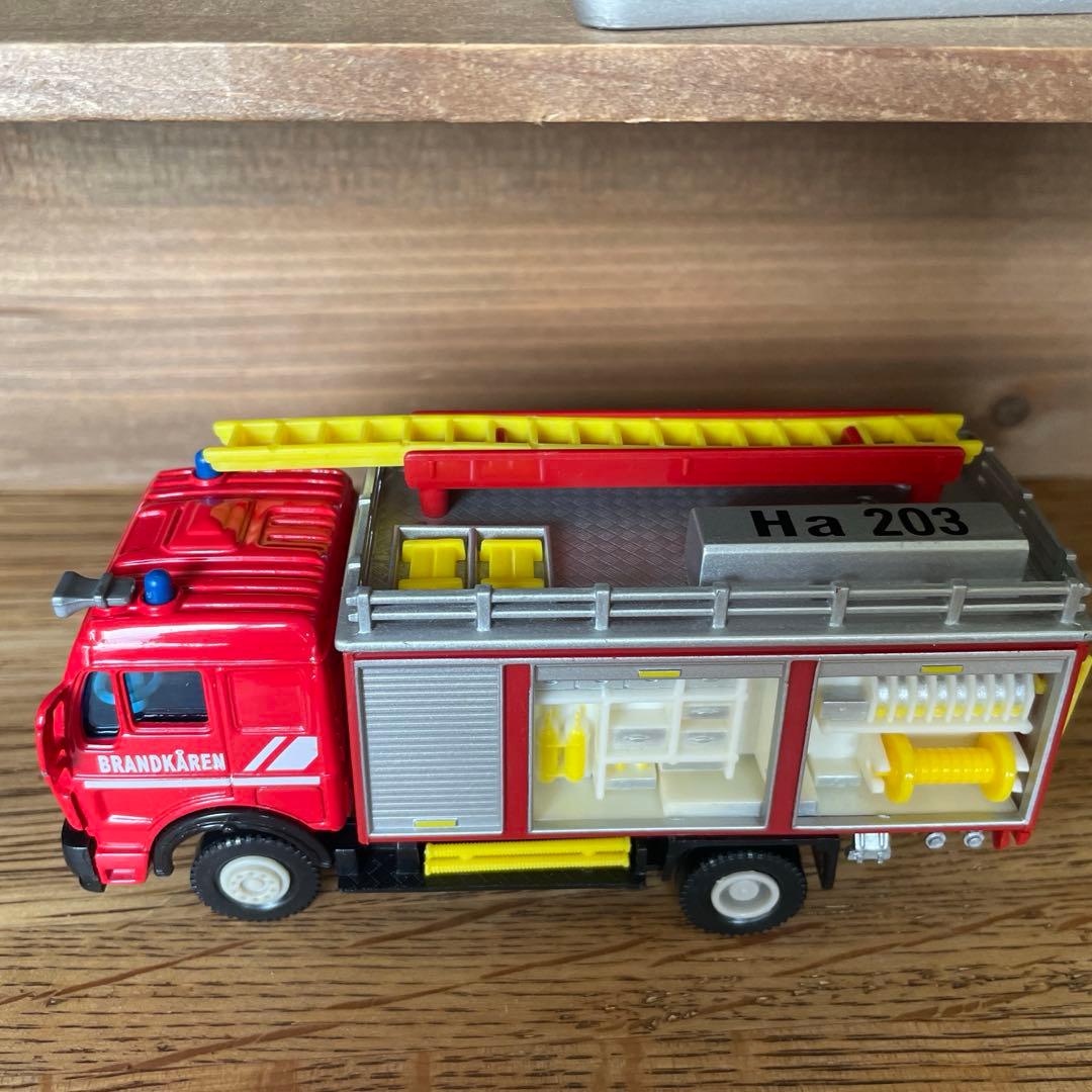 ボルボ　パトカー　ミニカー