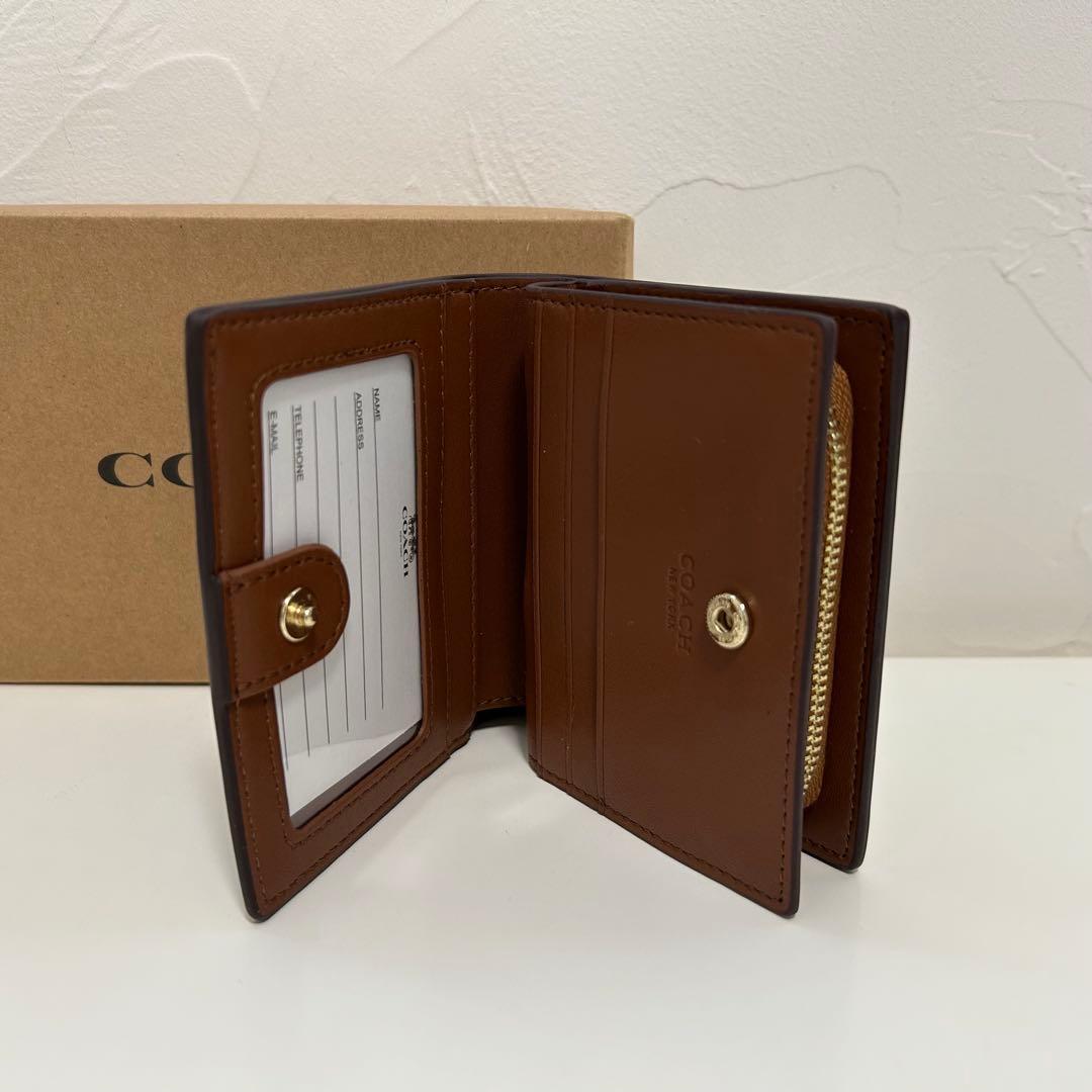新品 COACH 財布 二つ折り財布 カーキ×レッドウッド シグネチャー コーチ