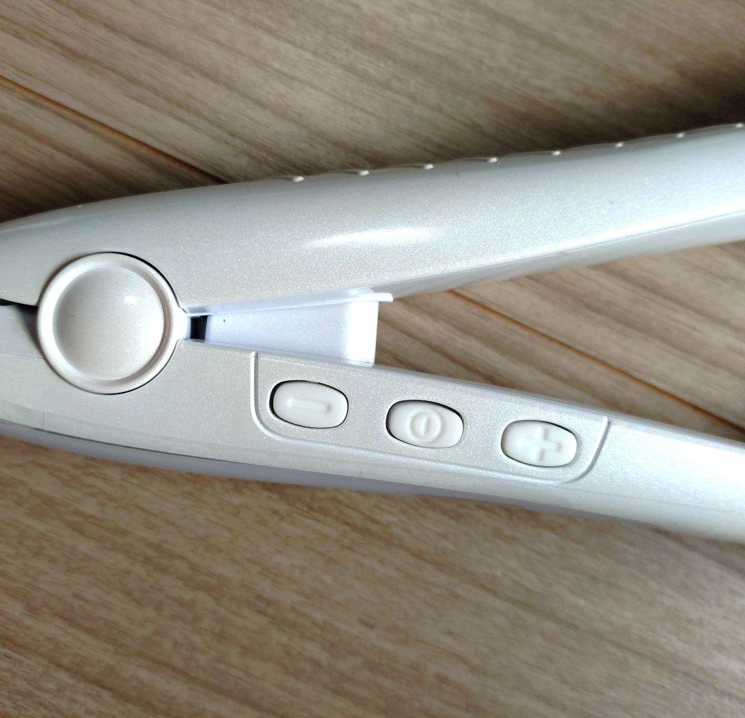 ほぼ未使用／KINUJO　絹女　ストレートヘアアイロン　ホワイト